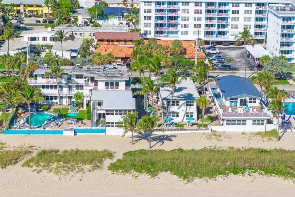 Poolfront Beachfront Bliss Apartment in Lauderdale-by-the-Sea