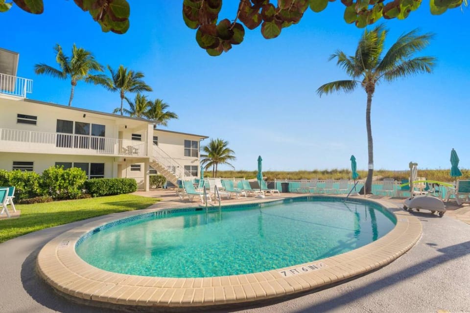 Poolfront Beachfront Bliss Apartment in Lauderdale-by-the-Sea