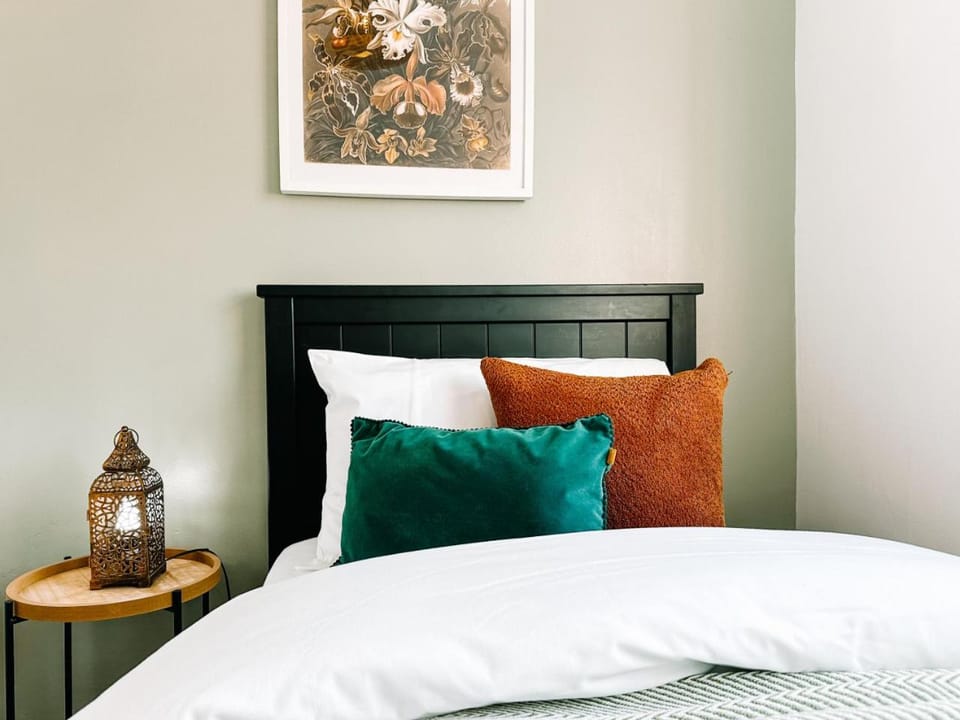 Castle View, by Solace Stays House in Cardiff