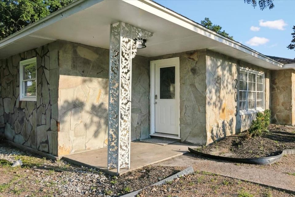 Charming 3 bedroom 2 bath home in Nederland House in Port Arthur