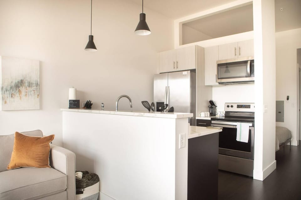 Modern Studio Apt with Rooftop, Gym, and Parking - Sleeps 4 Apartment in Milwaukee