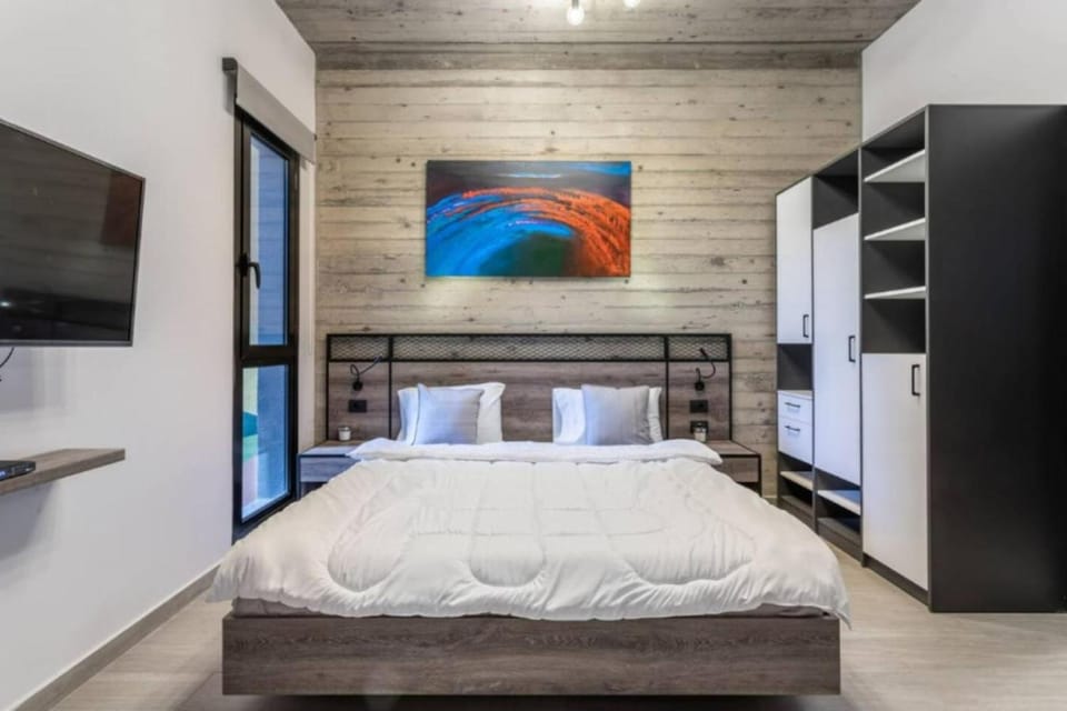 Bed, TV and multimedia, Photo of the whole room, Bedroom