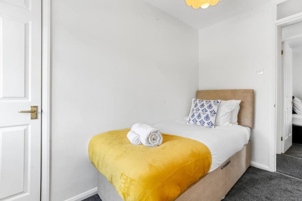 Cozy 3 Bedroom Retreat perfect for family and work travel House in Wellingborough