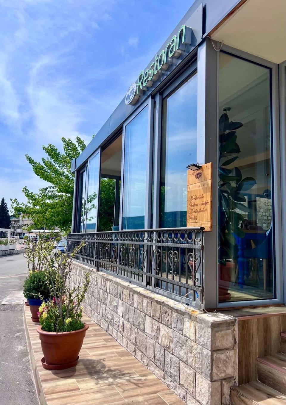 Property building, Restaurant/places to eat, Sea view