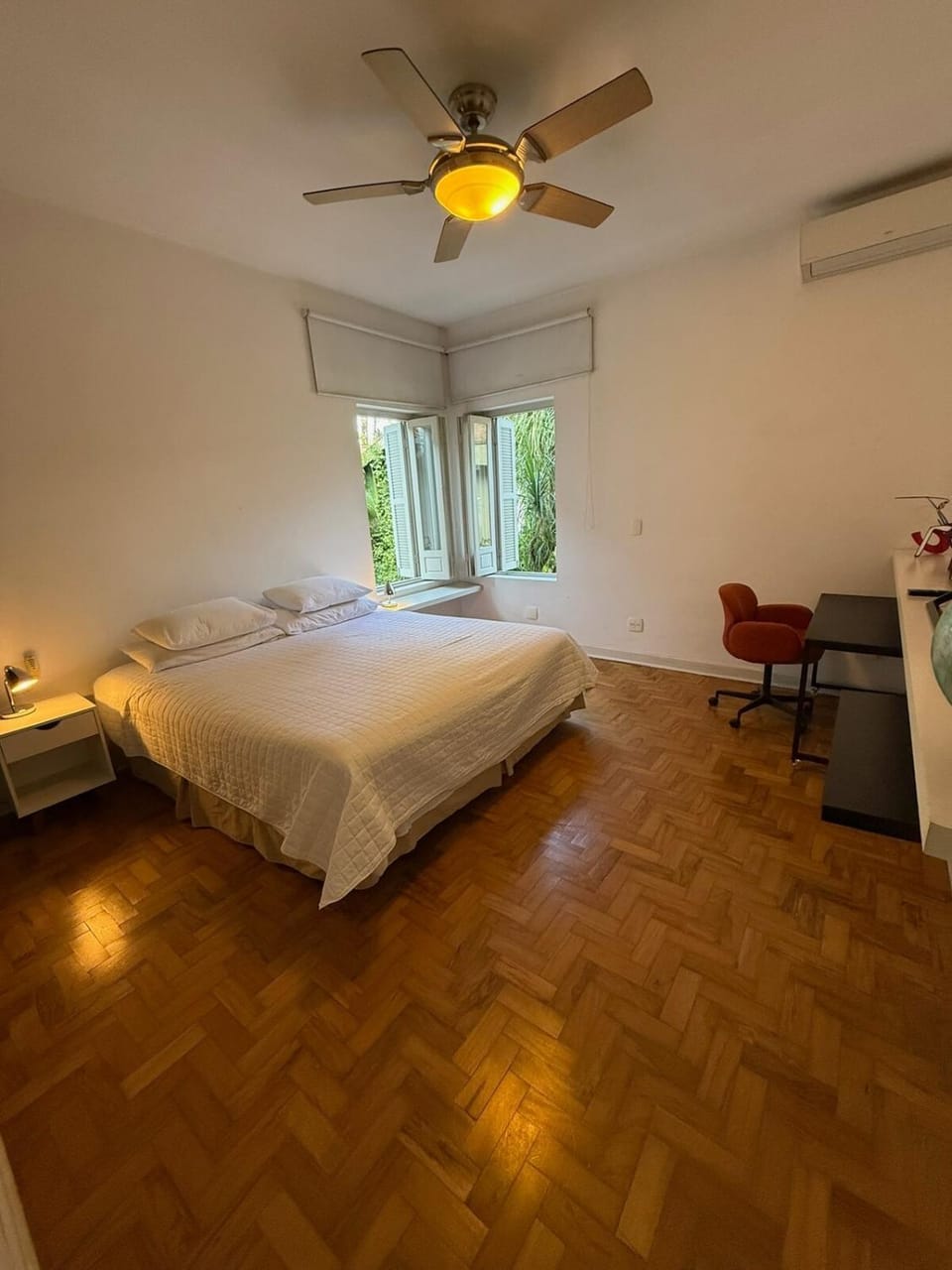 Bed, Photo of the whole room, air conditioner