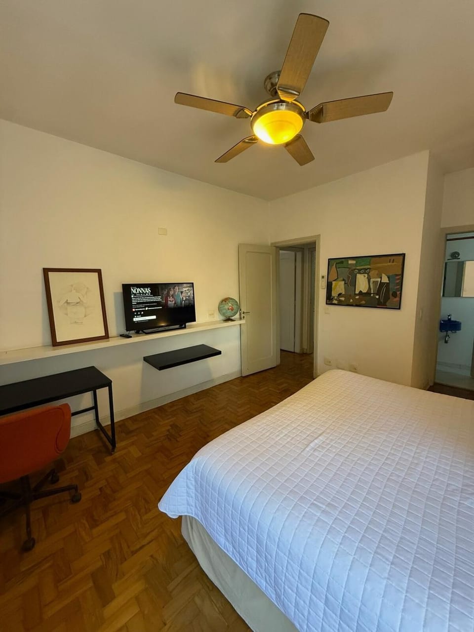 Bed, TV and multimedia, Photo of the whole room