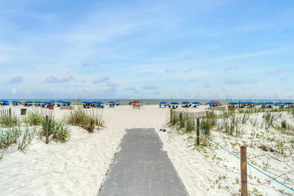 Brand New Seascape Townhome, 2 min Beachwalk House in South Forest Beach