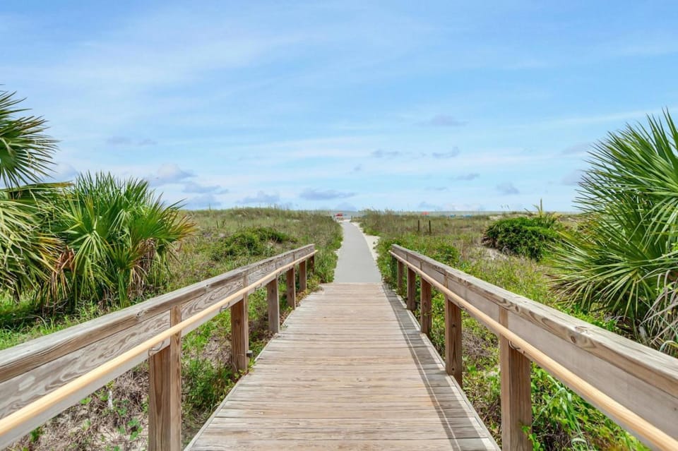 Brand New Seascape Townhome, 2 min Beachwalk House in South Forest Beach