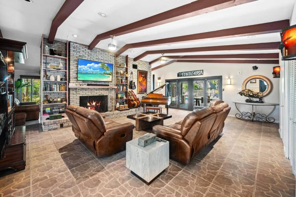 The Creek Resort - Revamped Chic 4BR Haven with Massive Pool, Hot Tub, and Outdoor Space Villa in Coconut Creek