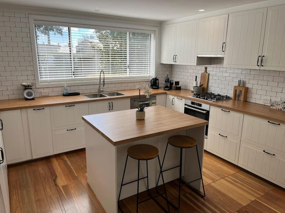Coffee/tea facilities, Kitchen or kitchenette, dishwasher, stove, toaster