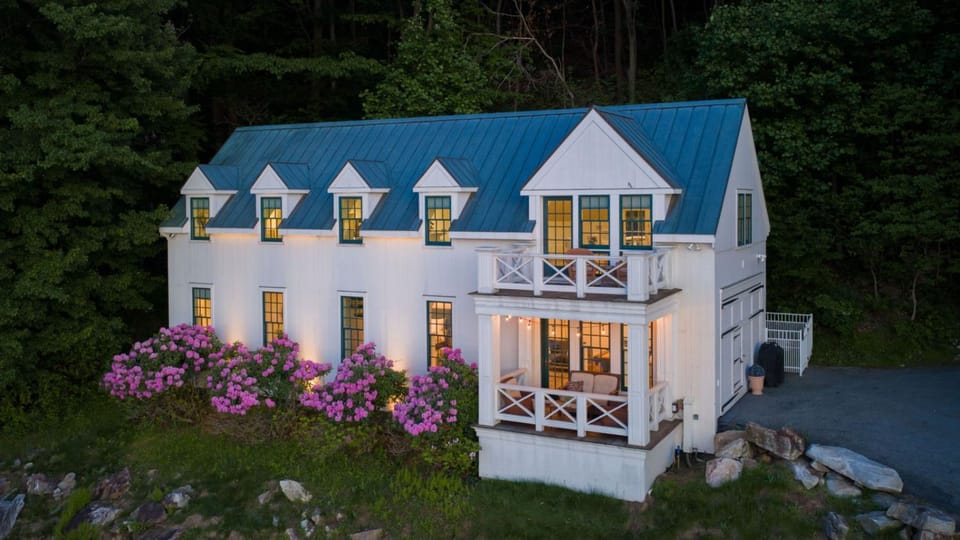The Boat House- Water Views, Sunsets, soaker jacuzzi House in Pennsylvania