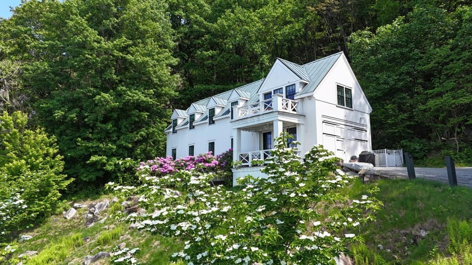 The Boat House- Water Views, Sunsets, soaker jacuzzi House in Pennsylvania