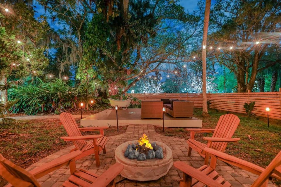 1920s Speakeasy, Horses Hot Tub 5mi to Beach House in Vero Beach