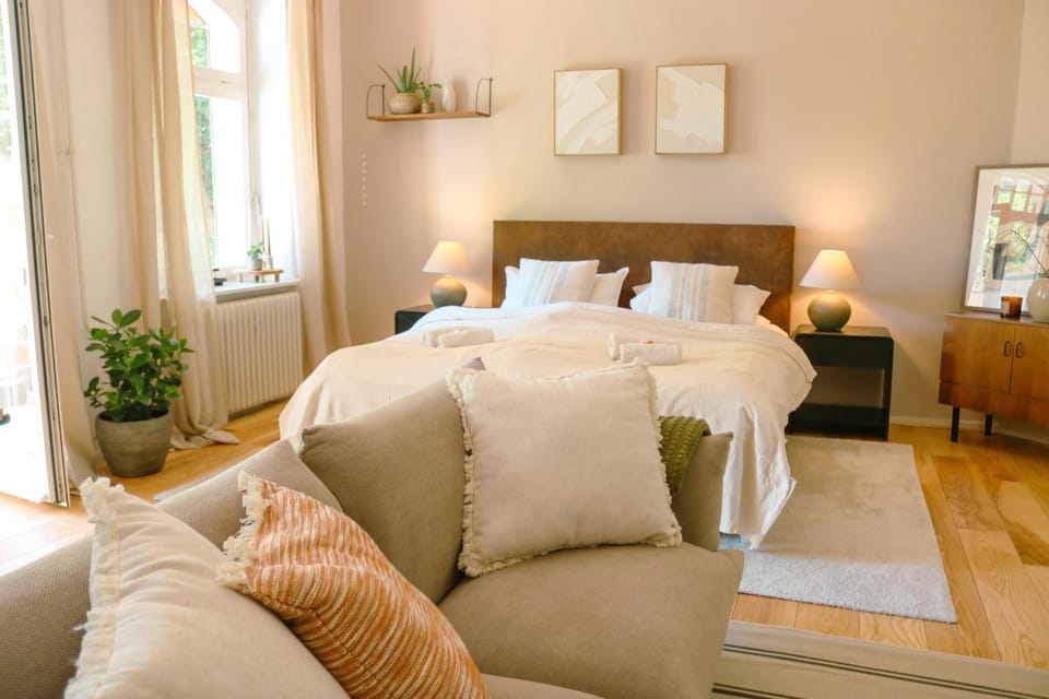 Bed, Living room, Photo of the whole room, Seating area, Bedroom
