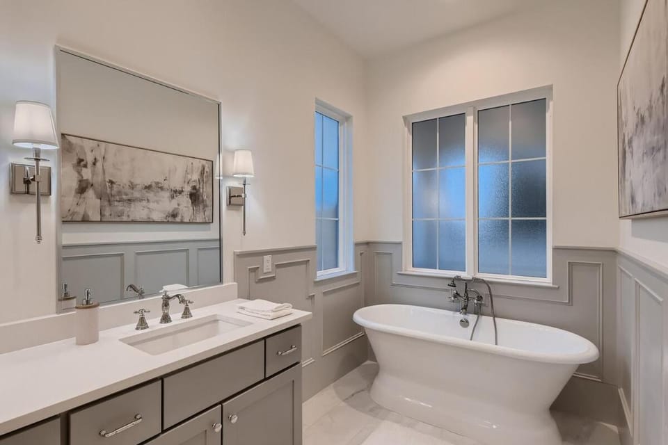 Stunning home - walk to square & heated pool House in Georgetown