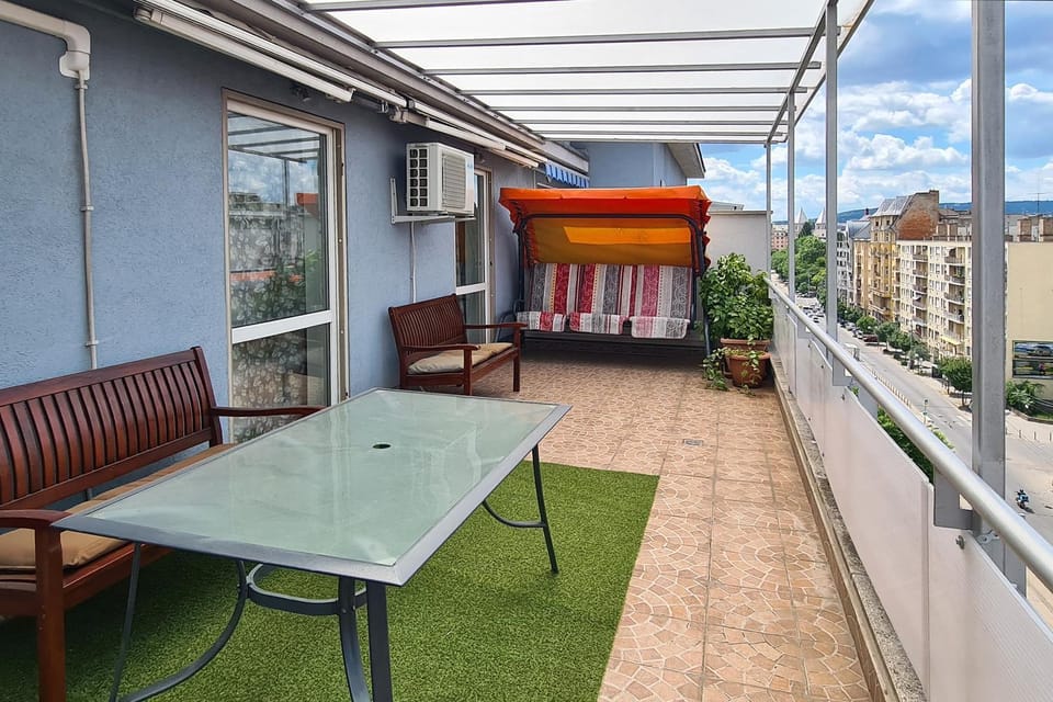 Balcony/Terrace, Entertainment, Breakfast