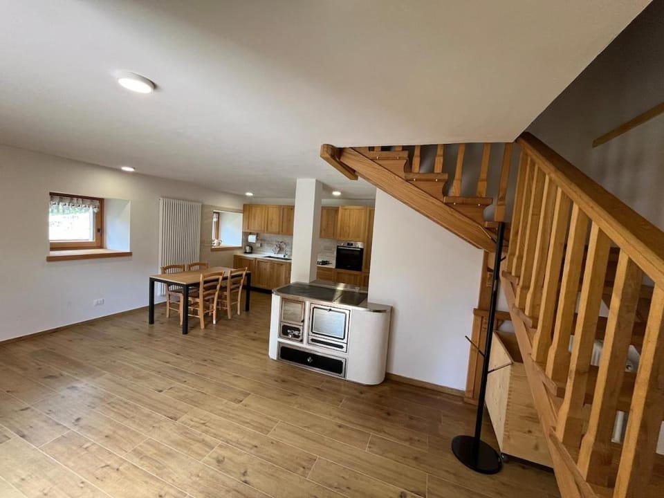 Kitchen or kitchenette, Dining area, dishwasher, oven, stove