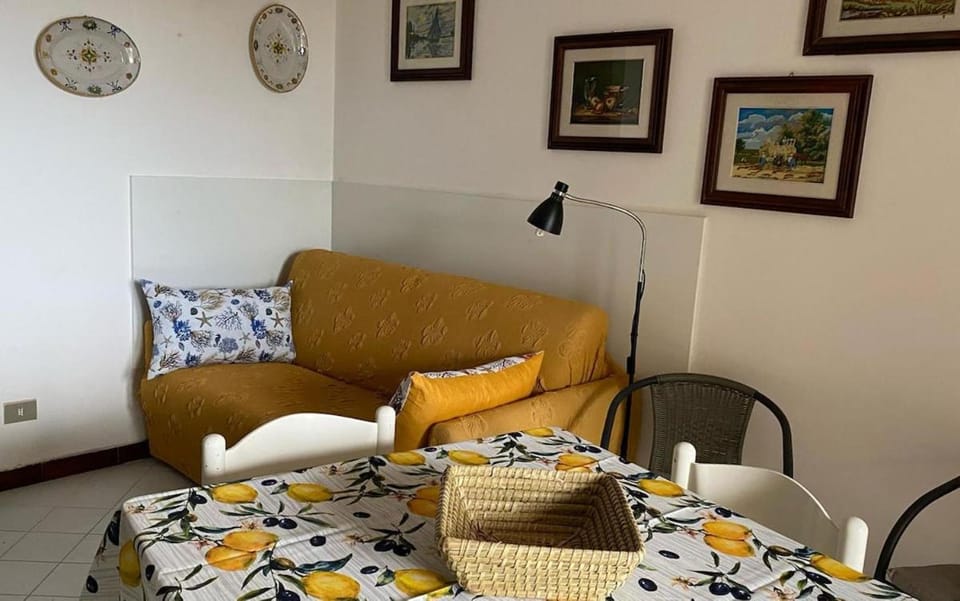 Bed, Living room, Seating area, Dining area