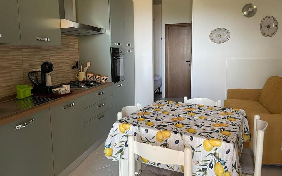 Bed, Kitchen or kitchenette, Photo of the whole room, Dining area, stove