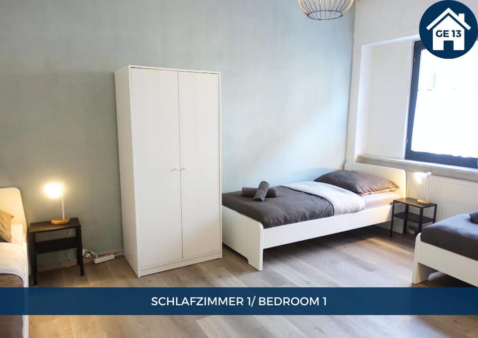 Bed, TV and multimedia, Photo of the whole room, Bedroom, Text overlay, internet, internet, towels, towels, wardrobe