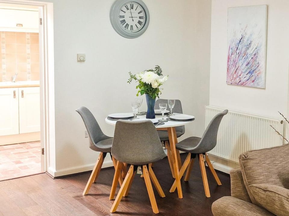 Seating area, Dining area