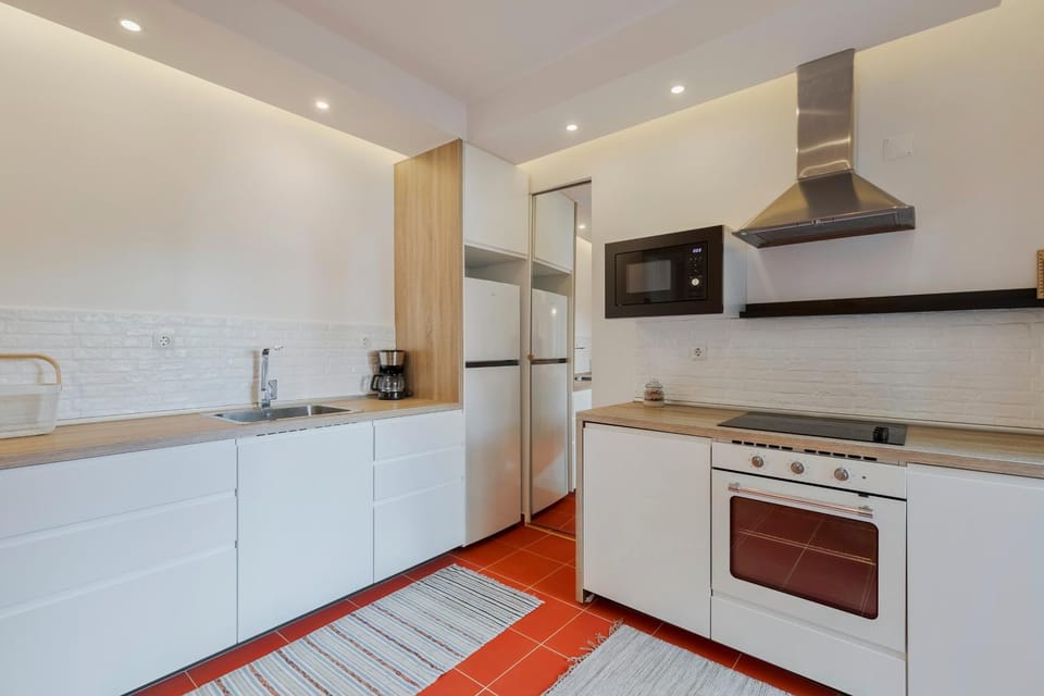 Coffee/tea facilities, Kitchen or kitchenette, microwave, minibar, oven, stove, toaster