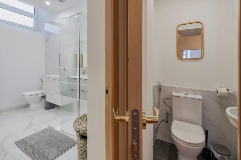 Shower, Toilet, Bathroom, towels