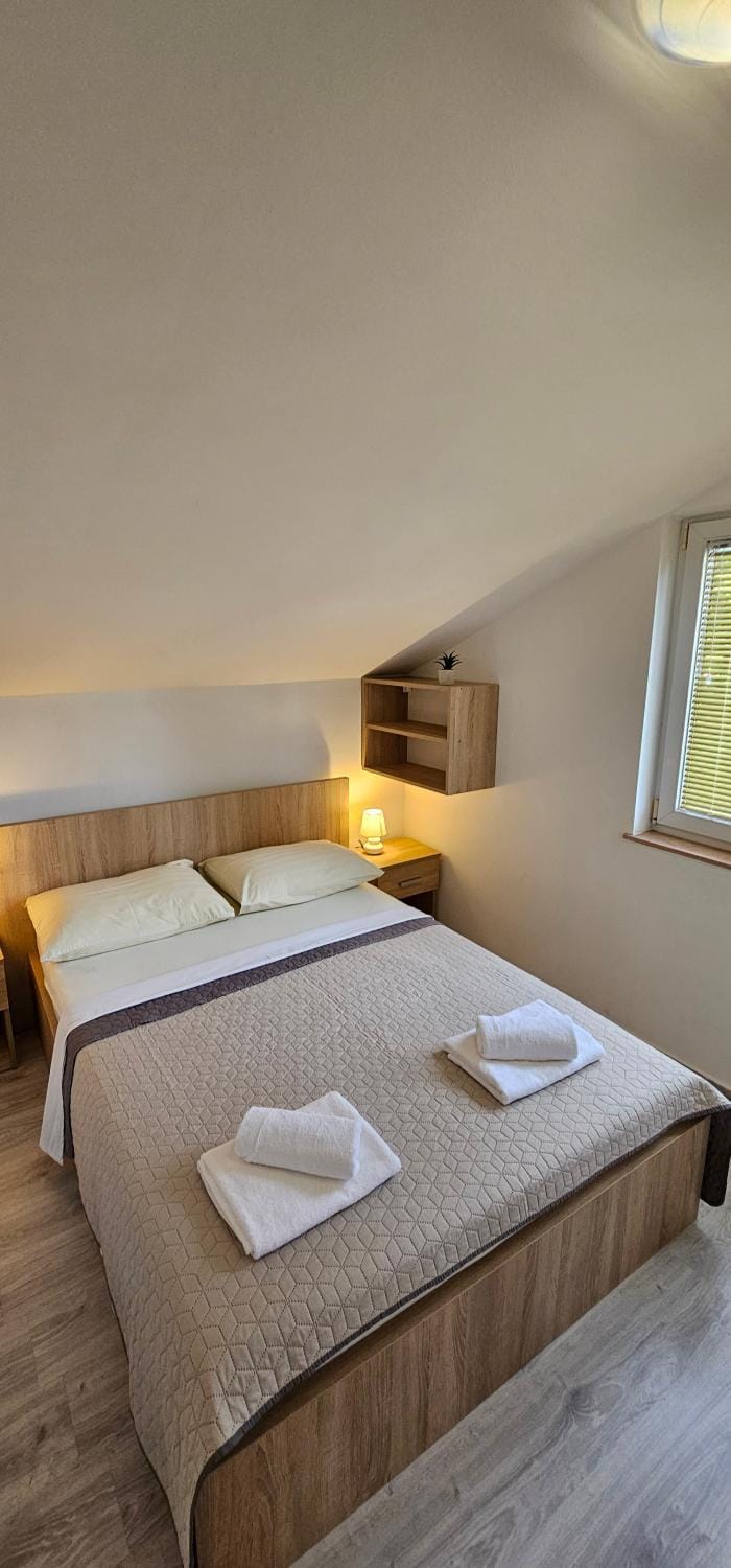 Bed, Bedroom, towels