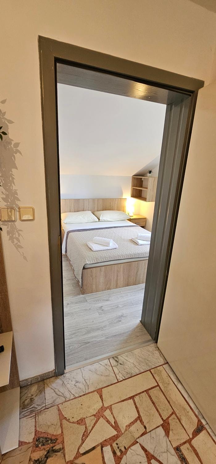 Bed, Bedroom, towels