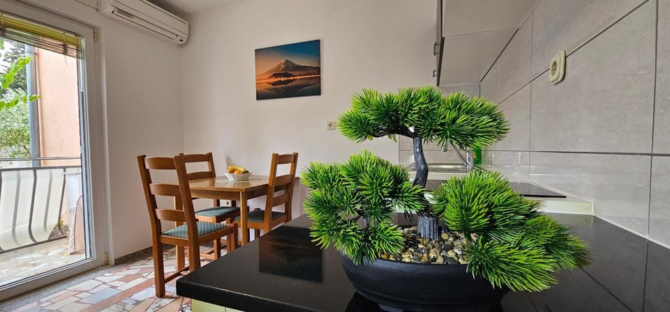 Kitchen or kitchenette, Dining area, Garden view