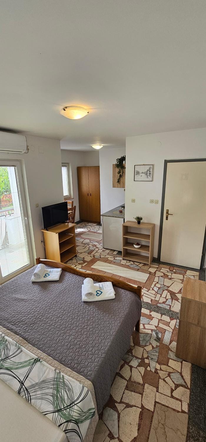 Bed, TV and multimedia, Kitchen or kitchenette, Dining area, Bedroom