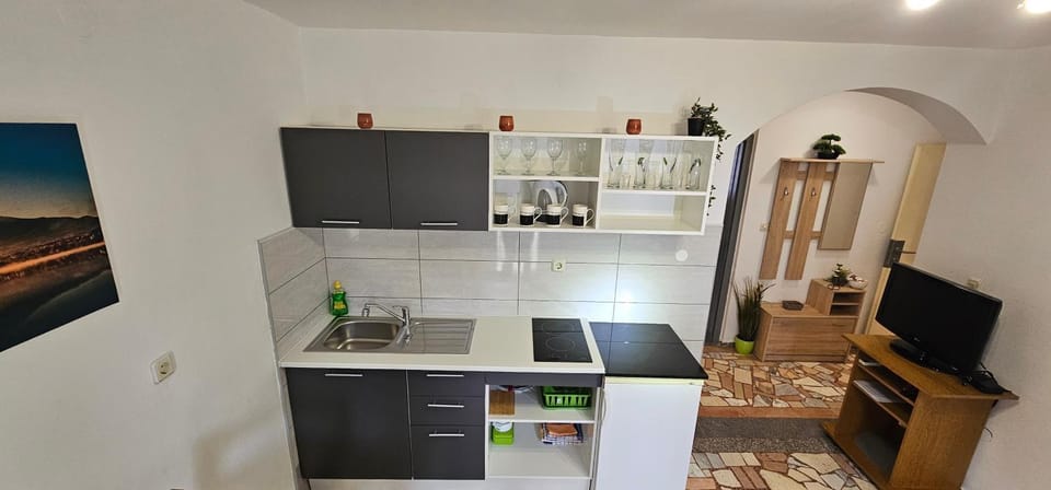 TV and multimedia, Kitchen or kitchenette, minibar, stove