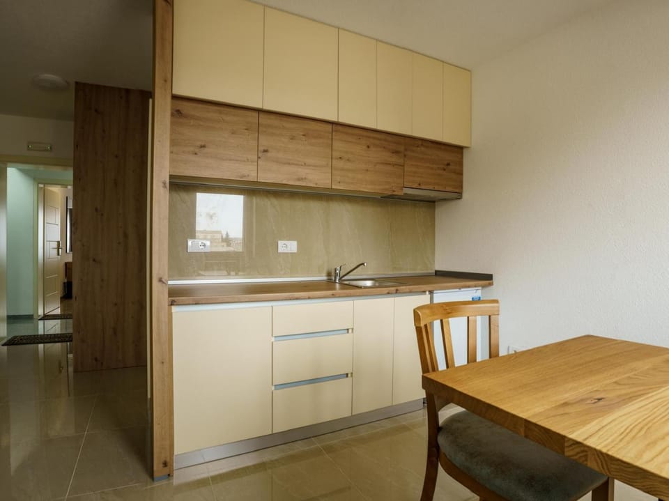Kitchen or kitchenette, Dining area, minibar, stove