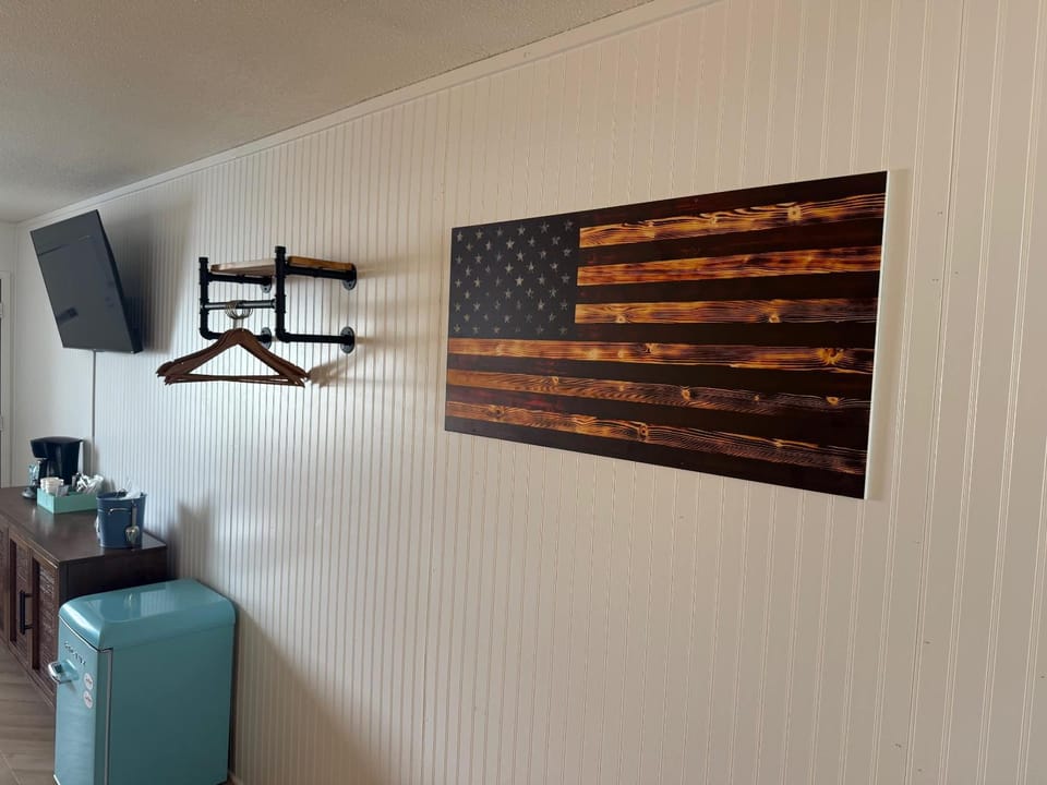 Newly Remodeled Deluxe King Suite Apartment in Lake of the Ozarks