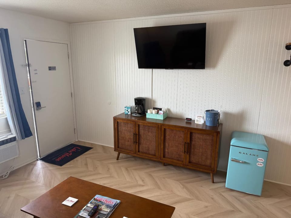 Newly Remodeled Deluxe King Suite Apartment in Lake of the Ozarks