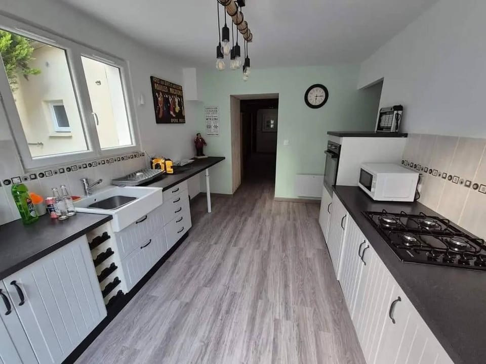 Coffee/tea facilities, Decorative detail, Breakfast, flat iron, microwave, oven, stove, kitchen