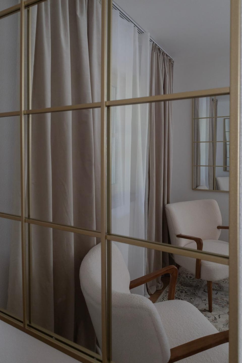 Bed, Living room, Photo of the whole room, Seating area, Bedroom