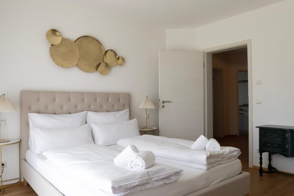 Bed, Photo of the whole room, Bedroom, towels