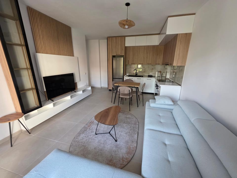 Communal lounge/ TV room, TV and multimedia, Kitchen or kitchenette, Living room, Seating area, Dining area, Evening entertainment, stove