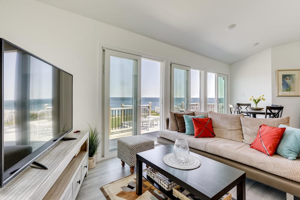 Oceanfront Cottage on Cape Cod Bay w/ Game Room House in Manomet Beach