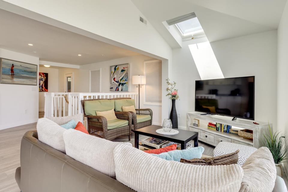 Oceanfront Cottage on Cape Cod Bay w/ Game Room House in Manomet Beach