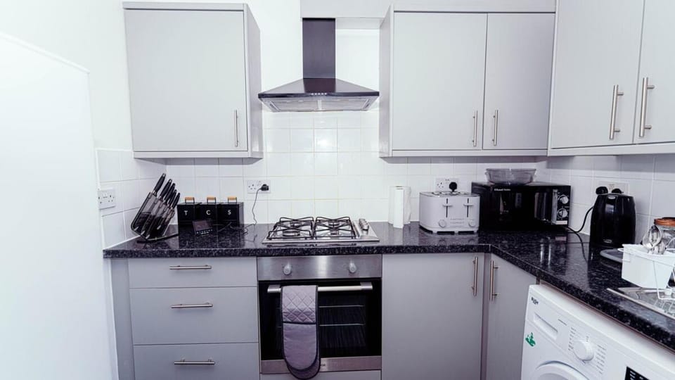 Coffee/tea facilities, Kitchen or kitchenette, oven, stove, toaster