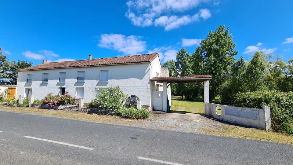 Gite 12 personnes avec étang et piscine House in Pays de la Loire