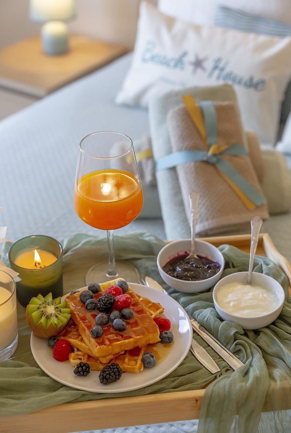 Bedroom, Breakfast