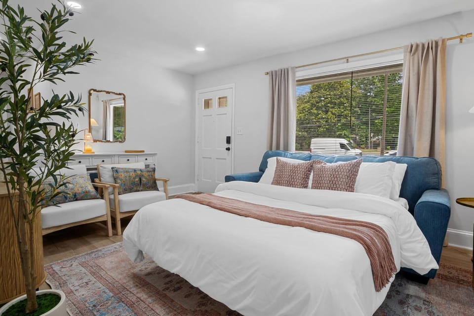 Bed, Living room, Seating area