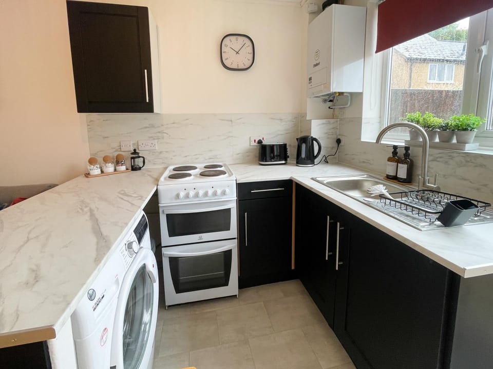 Coffee/tea facilities, Kitchen or kitchenette, oven, stove, toaster