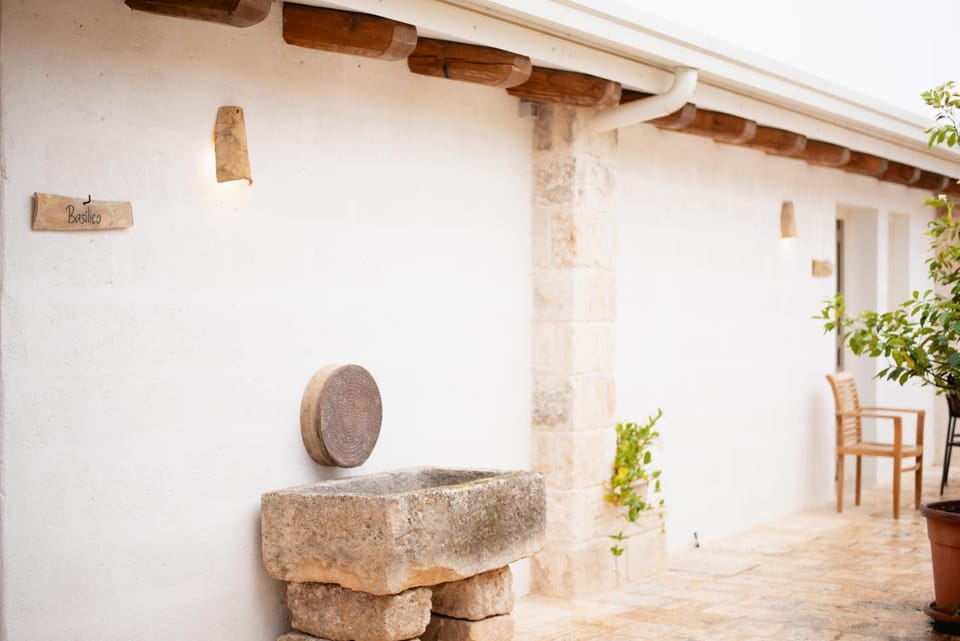 Patio, Day, Decorative detail
