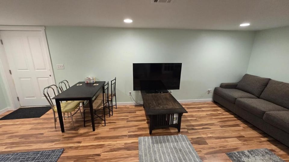 Happy Landing Apartment in Albany