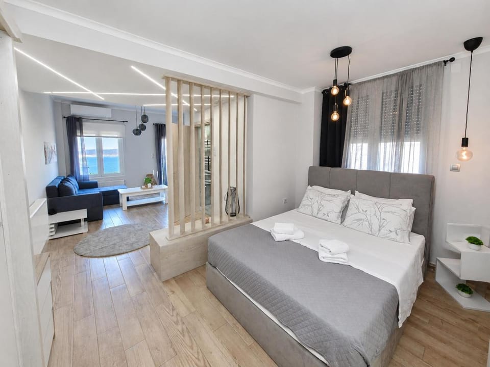 Bed, Living room, Photo of the whole room, Seating area, Bedroom, towels