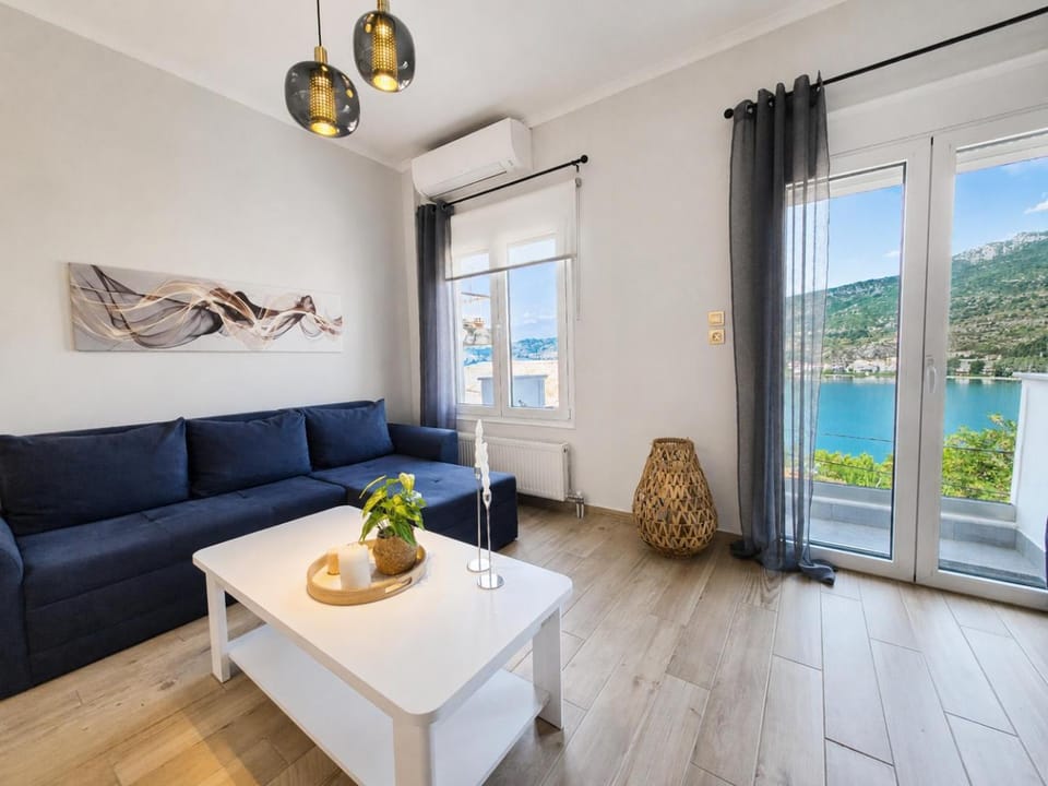Natural landscape, View (from property/room), Balcony/Terrace, Living room, Seating area, Lake view, Mountain view